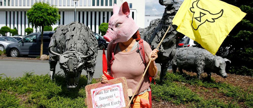 Eine Aktivistin protestiert vor der Tönnies-Fleischfabrik in Rheda-Wiedenbrück. 