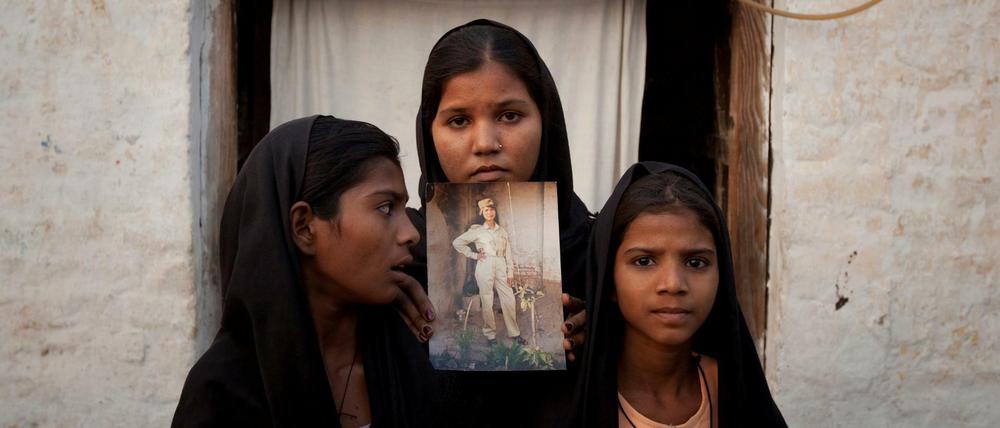 Drei der Töchter von Asia Bibi im November 2010. Sie halten ein Bild ihrer Mutter, kurz nach deren Verurteilung zum Tode. 