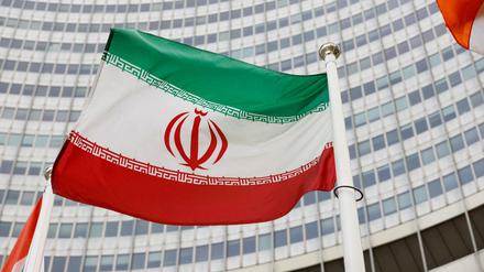 Die iranische Flagge vor dem Hauptquartier der IAEA in Wien.