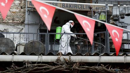 Coronavirus in der Türkei: Ein Arbeiter desinfiziert einen Teil des Großen Bazars in Istanbul. 