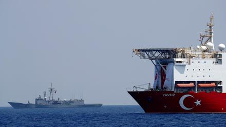 Das türkische Bohrschiff "Yavuz" fährt in der Nähe von Zypern durch das Mittelmeer (Archivbild).