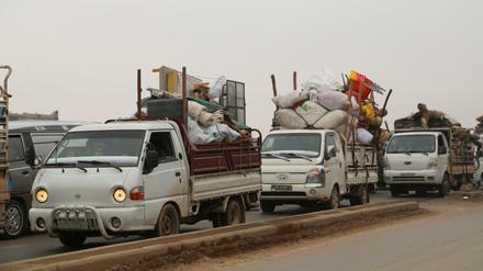 Auf der Flucht vor den Kämpfen. Auf Kleintransportern befördern die Menschen, die aus dem Norden der syrischen Provinz Idlib fliehen, ihre Habseligkeiten. 