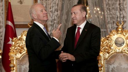 Recep Tayyip Erdogan (R) und der seinerzeitige Vizepräsident der USA, Joe Biden, im Jahr 2016. 