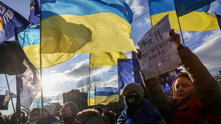 In Kiew protestieren Menschen gegen das Vorgehen Russlands am 22. Februar