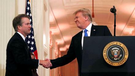 US-Präsident Donald Trump hat seinen Richterkandidaten Brett Kavanaugh (links) im Juli vorgestellt.