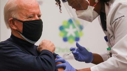 Der Präsident macht es vor: Joe Biden bei der Impfung. 