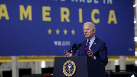 Joe Biden hält eine Rede in einem Ford-Werk in den USA.