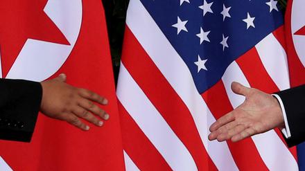 Donald Trump und Kim Jong Un beim Handschlag in Singapur im Juni 2018 