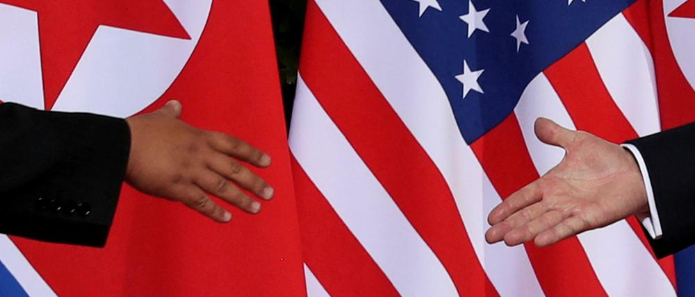 Donald Trump und Kim Jong Un beim Handschlag in Singapur im Juni 2018 
