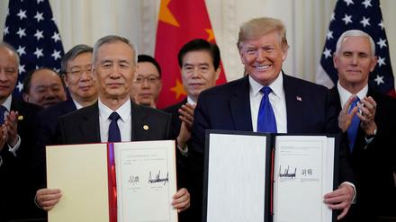 Donald Trump mit Chinas Vize-Premier Liu He nach der Unterzeichnung eines Handelsabkommens im Januar 2020