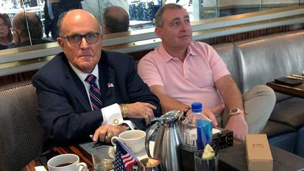 Rudy Giuliani (links) traf sich am 20. September mit dem nun festgenommenen Geschäftsmann Lev Parnas in Washington.
