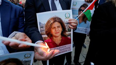 Menschen zünden Kerzen in Gedenken an die Al-Jazeera-Journalistin Shirin Abu Akleh an. 