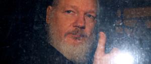 Julian Assange, der Gründer von "Wikileaks", am Freitag im Polizeiwagen auf dem Weg in die U-Haft. 