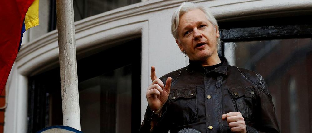 Julian Assange auf einem Balkon der ecuadorianischen Botschaft in London. 