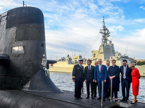 Das Archivfoto von 2018 zeigt den französischen Präsidenten Emmanuel Macron (2. von links) znd Australiaens Premierminister Malcolm Turnbull (Mitte) vor einem U-Boot in Sydney.