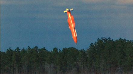 Abwurf eines Prototyps der Bombe GBU-43/B Massive Ordnance Air Blast auf einem Testgelände in Florida im Jahr 2003. 