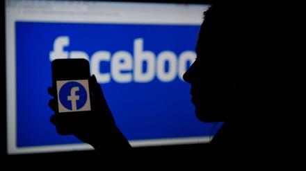 Online-Plattformen wie Facebook sollen nach dem Willen der EU-Kommission künftig strikter gegen Desinformation vorgehen.