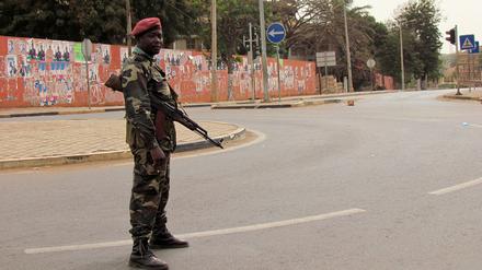 Ein Soldat steht auf den Straßen von Guinea-Bissau im April 2012 (Archivfoto).