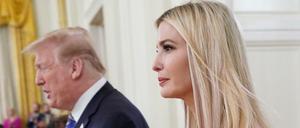 Ivanka Trump steht bei einer Veranstaltung im Jahr 2020 neben ihrem Vater.
