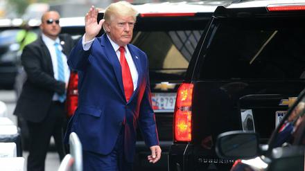 Der Ex-US-Präsident Trump steigt in New York in ein Auto und winkt. 