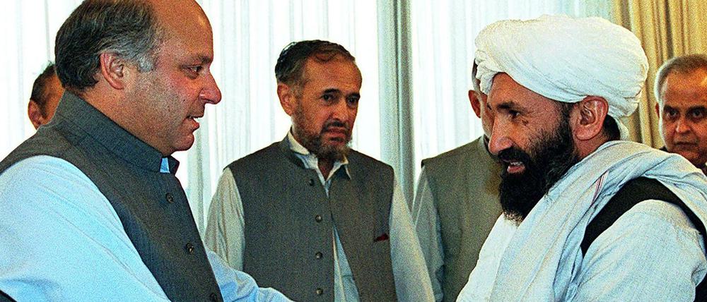 Der neue Taliban-Führer Hassan Achund (r., hier ein Bild aus 1999) steht auf der „Blacklist“ der Vereinten Nationen.