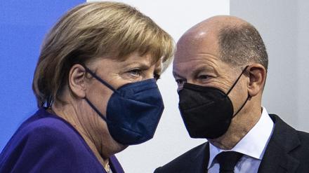 Die scheidende Bundeskanzlerin Angela Merkel (CDU) und ihr Nachfolger Olaf Scholz (SPD).