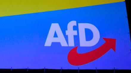 Das Parteilogo im Hintergrund einer Veranstaltung der AfD (Symbolbild).