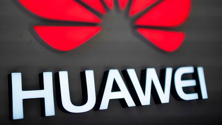 Logo von Huawei an einem Geschäft in Peking 
