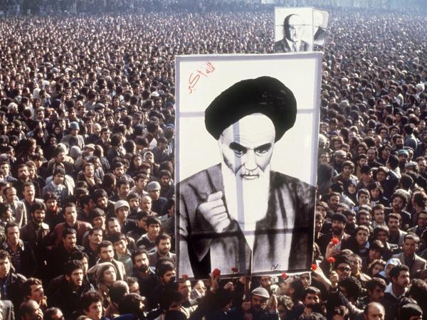 Gegen den Schah, für den Ajatollah: Im Januar 1979 demonstrieren viele Iraner und fordern Chomeinis Rückkehr in den Iran.