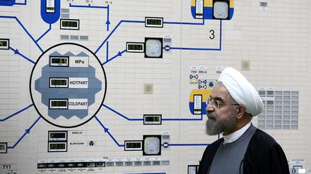 Das von der offiziellen Website des iranischen Präsidenten Hassan Rouhani veröffentlichte Foto, zeigt Rouhani beim Besuch des Kontrollraums des Kernkraftwerks Bushehr. (Archivbild)