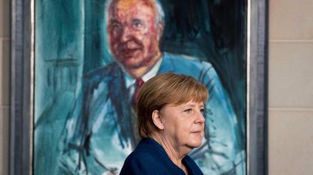 Angela Merkel vor einem Porträt ihres Amtsvorgängers Helmut Kohl im Bundeskanzleramt. 