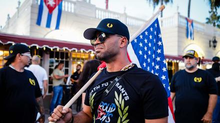 Henry "Enrique" Tarrio, Anführer der Proud Boys, hält eine amerikanische Flagge. 