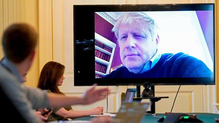 Zunächst war er noch optimistisch: Boris Johnson nimmt einen Tag nach Bekanntgeben der Corona-Infektion per Video an einer Konferenz teil.