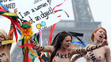 Oksana Satschko (Mitte) bei einer Femen-Protestaktion in Paris.