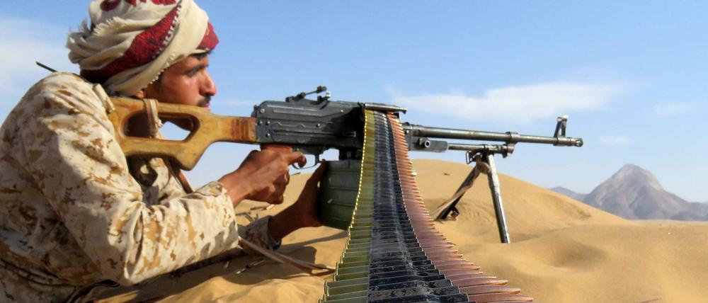 Pro-Regierungseinheiten, unterstützt von Saudi-Arabien, bekämpfen die aufständischen Huthi-Rebellen.