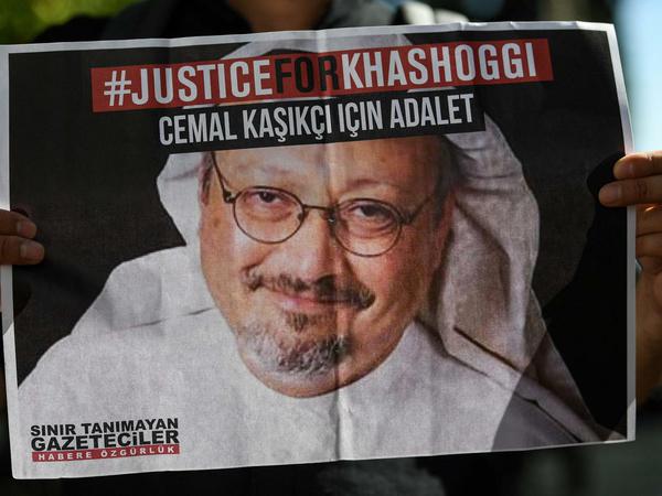 Freunde des ermordeten Journalisten gedenken Jamal Khashoggi vor dem saudi-arabischen Kosulat in Istanbul.