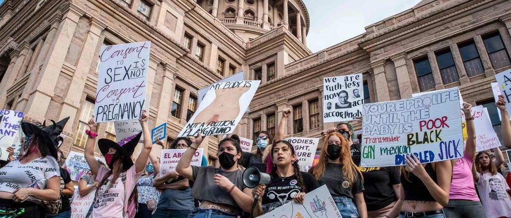 Am vergangenen Wochenende protestierten wieder zahlreiche Menschen in Texas für das Recht auf Abtreibung.
