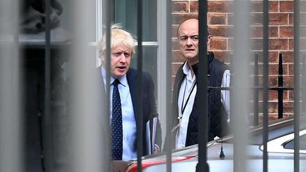 Premierminister Boris Johnson (l.) und sein Sonderberater Dominic Cummings verlassen die Downing Street im Zentrum von London.