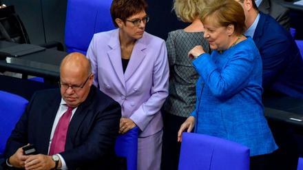 Weggefährten, nicht immer einig, nun hören sie alle im Bundestag auf: Peter Altmaier, Annegret Kramp-Karrenbauer, Angela Merkel. 