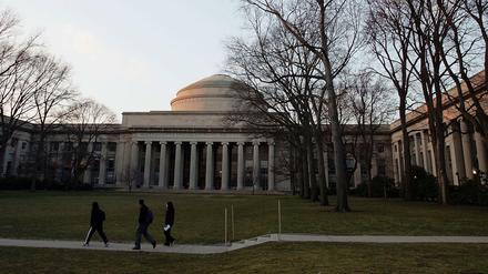 Eine Gruppe Studierender am verlassenen Campus des MIT (Massachusetts Institute of Technology). 