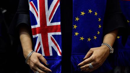 Ein Schal mit den Flaggen von Großbritannien und der EU (Archivbild) 