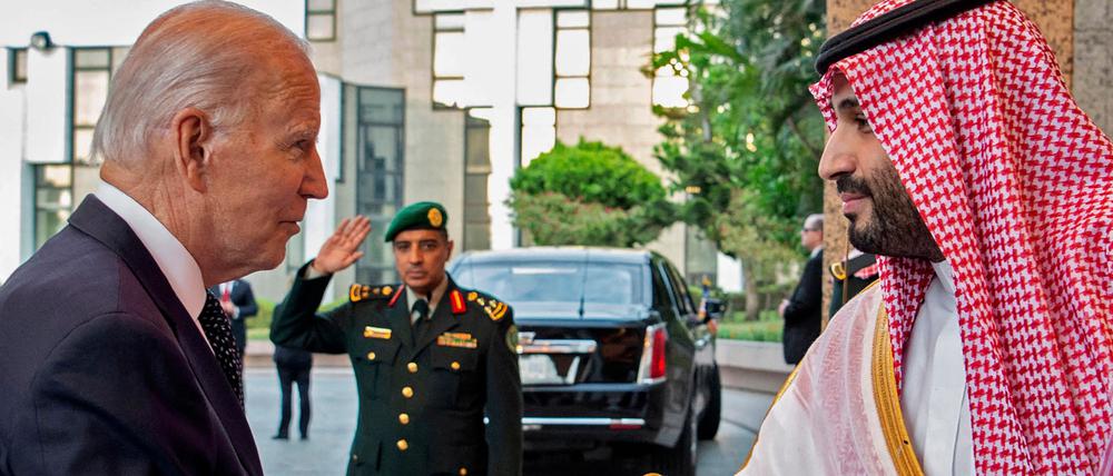 Der Faustgruß von US-Präsident Joe Biden und dem saudischen Kronzprinzen Mohammed bin Salman (rechts) Mitte Juli zog Kritik nach sich. 
