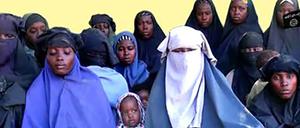 Auf diesem Foto aus einem Video der Islamistengruppe Boko Haram vom Januar 2018 sind mindestens 14 Schulmädchen zu sehen, die 2014 von den Islamisten entführt worden sind.  