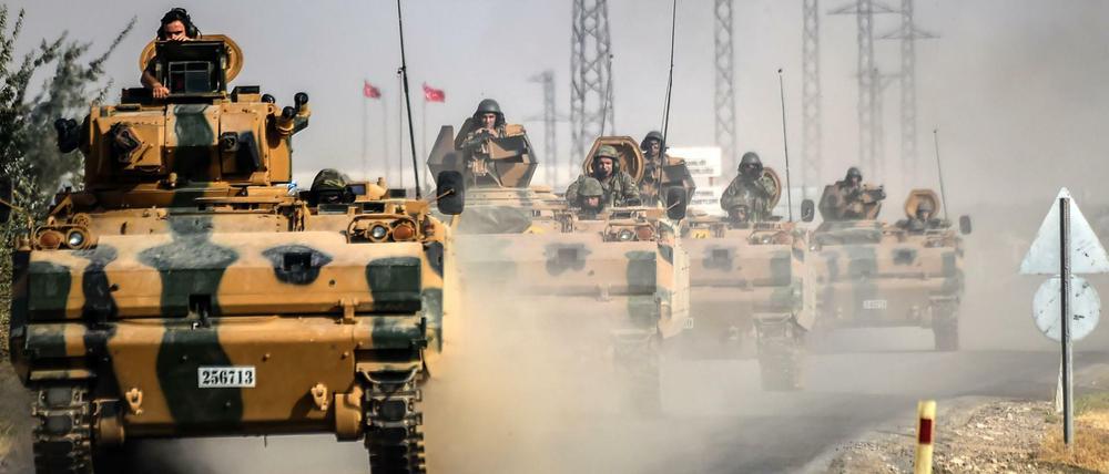 Panzer der türkischen Armee bewegen sich fünf Kilometer westlich der Stadt Karkamis an der türkisch-syrischen Grenze auf die Stadt Dscharablus zu. 