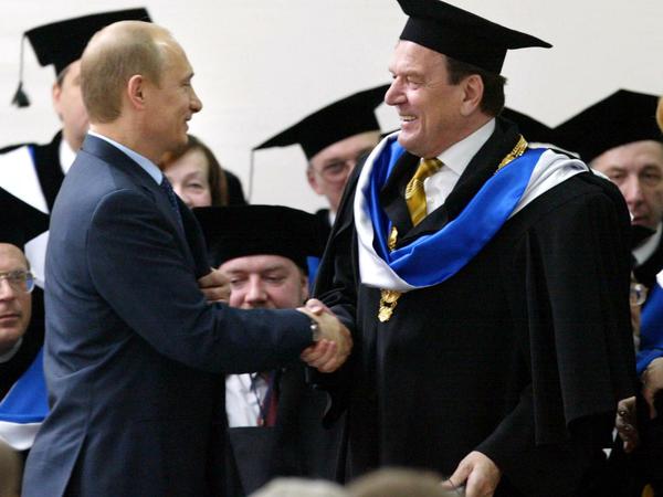 Putin gratuliert Schröder zur Ehrendoktorwürde der Universität St.Petersburg.