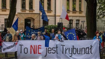 Die Zusammensetzung des Verfassungstribunals in Warschau ist umstritten. Polen protestieren für die EU und gegen die Richter: Das hier ist kein Gericht. 