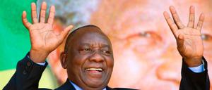 Südafrikas neuer Präsident Cyril Ramaphosa freut sich während einer ANC-Veranstaltung.