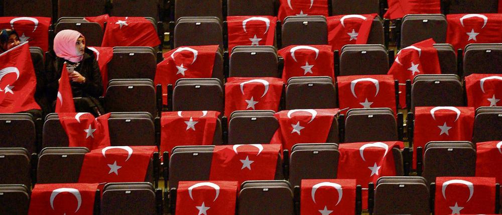 Alles bereit? Türkische Flaggen vor einem Auftritt von Ministerpräsident Binali Yildirim im Februar in Oberhausen.