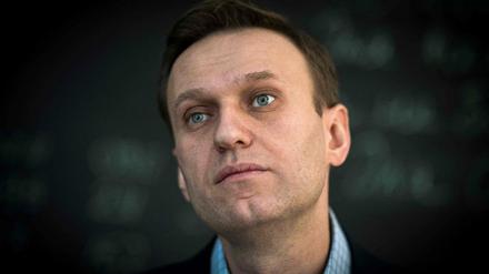 Um sein Wohl geht es vordergründig. Alexej Nawalny wurde vergiftet. Die Fragen sind: von wem - und wie soll man Druck auf Russland machen? 
