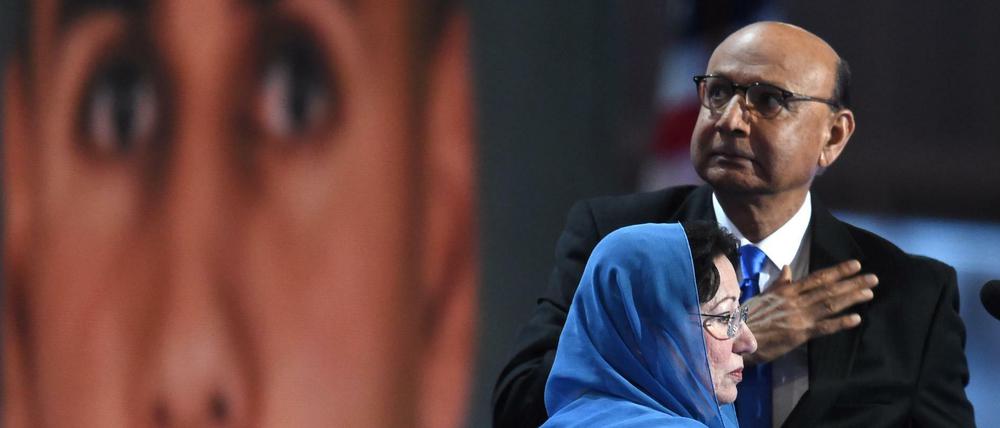 Das Ehepaar Khan mit einem Foto ihres getöteten Sohnes beim Parteitag der US-Demokraten